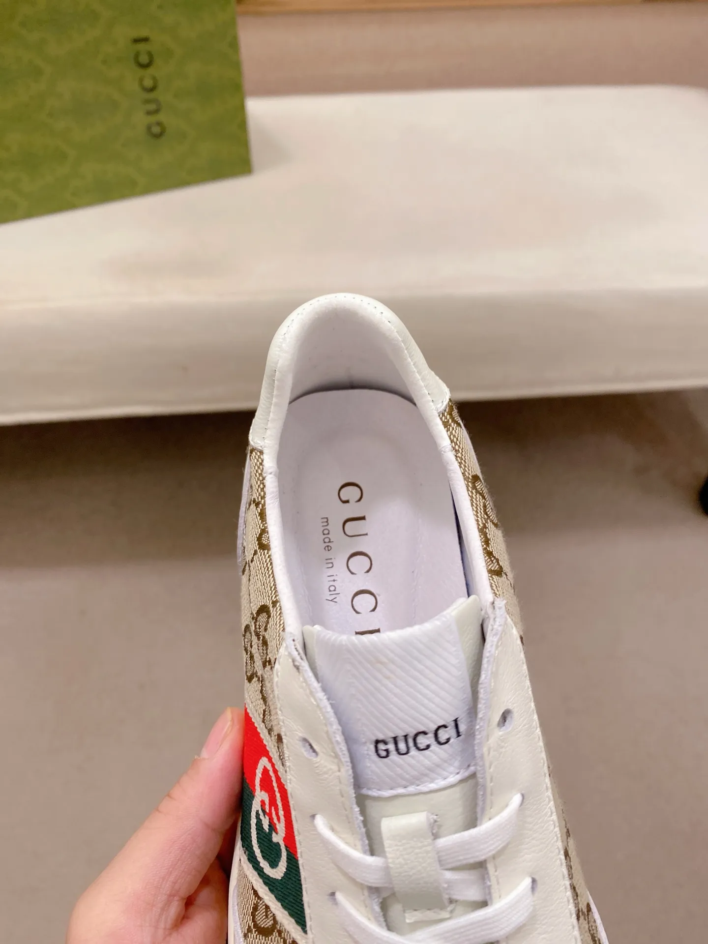 Men's shoes 💰 420 💰 High-quality new GUCCI counters are launched simultaneously. The new men's shoes, 😘fabrics are selected from imported cowhide, and the lining is sheepskin lining. 👍🏿 High-end ☄️ air-cushion molded anti-slip rubber outsole, exquisite lines, simple and elegant, comfortable and high-end for leisure travel. Code number: 38 to 44 (45 can be customized and cannot be returned or exchanged)